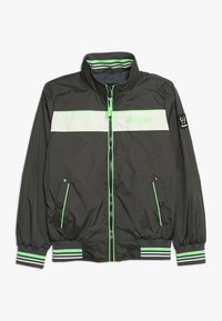 Chaqueta bomber de color negro y blanco con cierres, acentos verdes, bolsillos frontales, puños y cuello a rayas, y el logo "CARS JEANS" en el pecho y la manga.