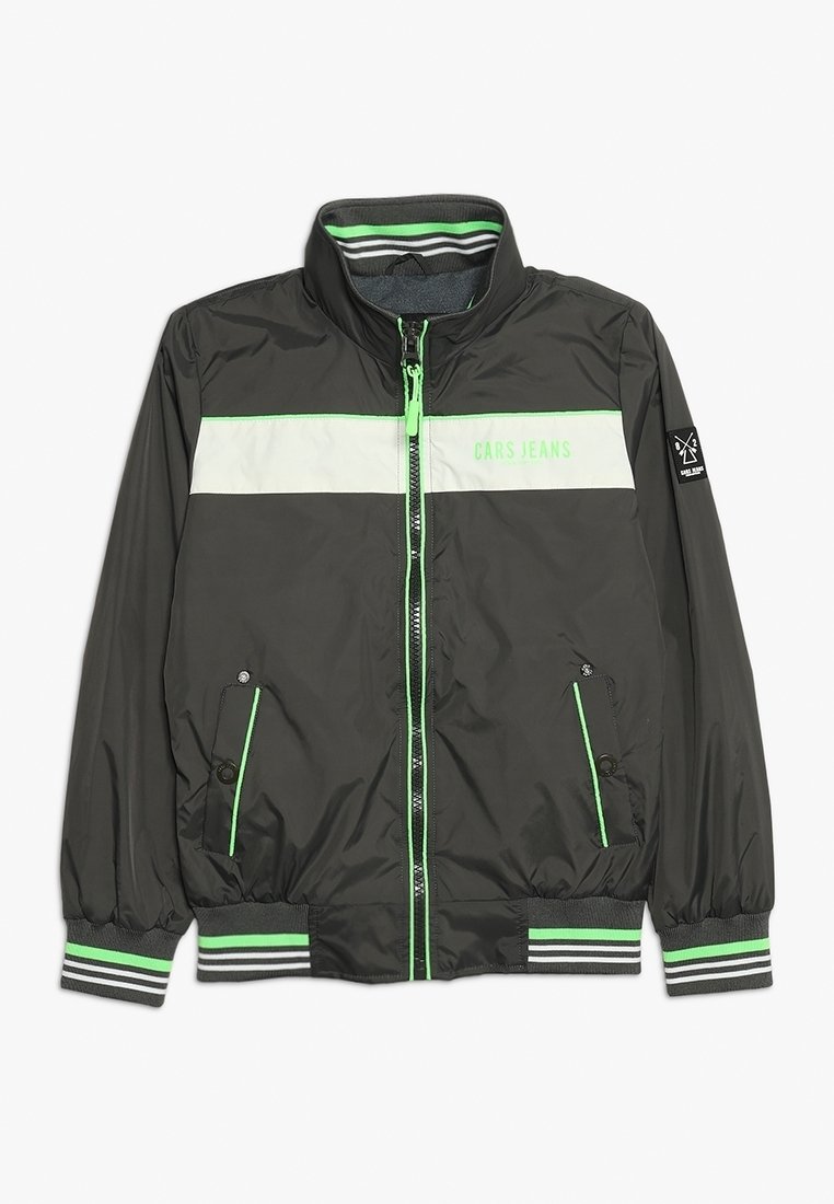 Chaqueta bomber de color negro y blanco con cierres, acentos verdes, bolsillos frontales, puños y cuello a rayas, y el logo "CARS JEANS" en el pecho y la manga.