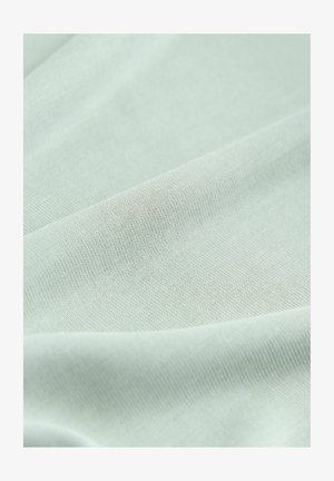 Tissu vert clair avec une surface lisse et légèrement texturée, présentant un léger étirement et un motif de tissage fin.