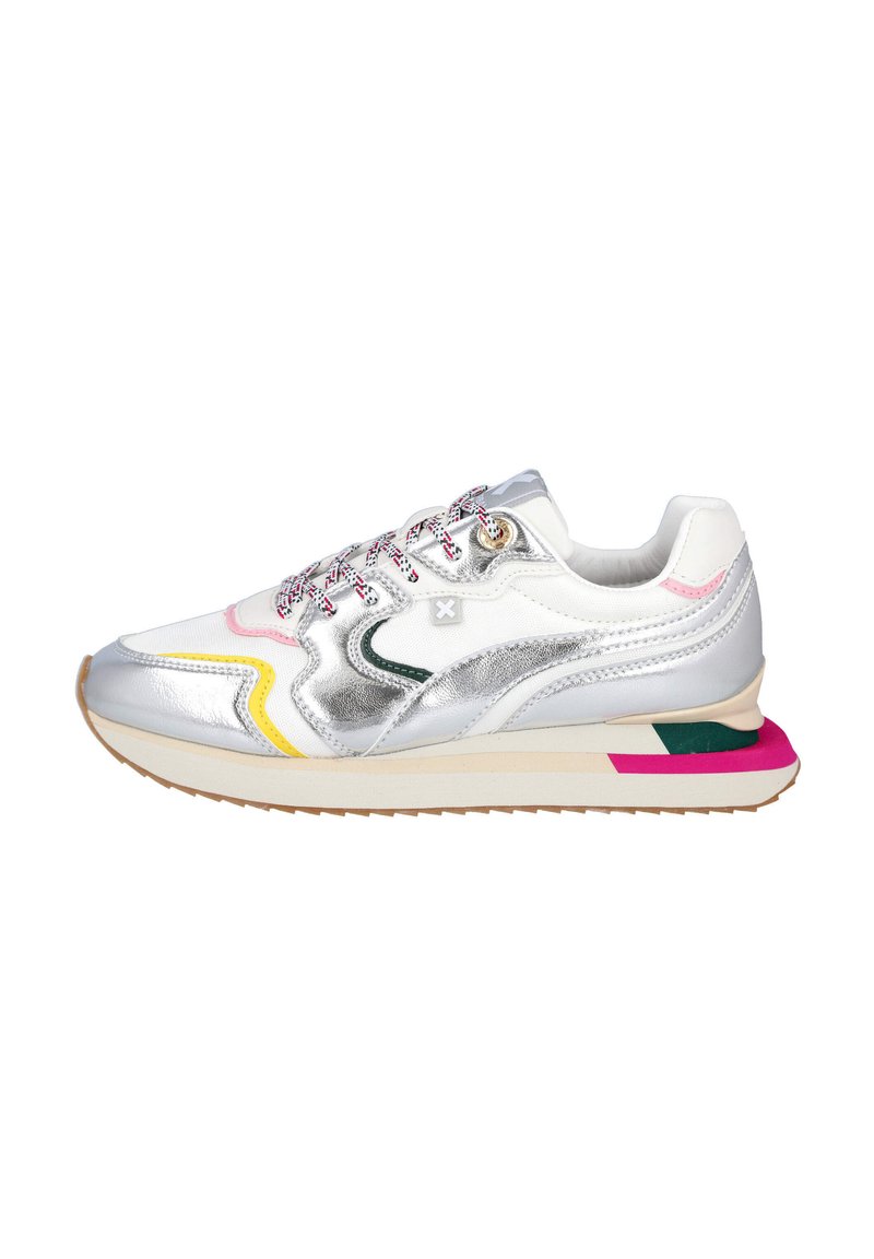 Zapatillas plateadas y blancas con diversos acentos de color en rosa, amarillo y verde. Presentan materiales texturizados y cordones en contraste.