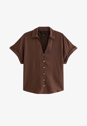 Camisa marrón de manga corta con botones, cuello y puños enrollados, hecha de tela ligera texturizada.