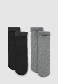 Due coppie di calze; una nera e una grigia. Ogni coppia presenta un design con risvolto, una superficie liscia e un motivo a coste.