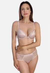 Hellrosa Satin Lingerie-Set mit einem glatten BH mit verstellbaren Trägern und gepunkteten Spitzenakzenten an den Shorts.