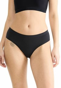 Schwarze Baumwollunterhose mit einem glatten, modernen Design, das einen tiefen Bund und minimalistische Nähte für einen klaren Look bietet.