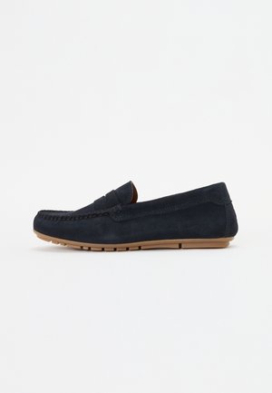 Marine blauwe suède loafers met een moccasin ontwerp, voorzien van decoratieve stiksels en een zachte rubberen zool voor comfort en flexibiliteit.