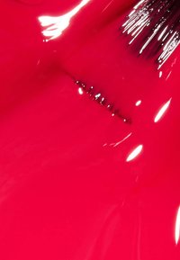 Liquido rosa brillante, finitura lucida, texture liscia con sottili pennellate e riflessi di luce che si riflettono sulla superficie.