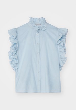 Bluză albă albastră deschisă, cu mâneci scurte cu volane, guler mandarin și închidere cu butoane la față. Material ușor, cu o textură netedă.