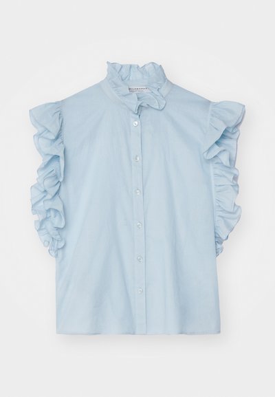 Ανοιχτό μπλε μπλούζα με ρυάκια κοντά μανίκια, γιακά μανταρίνι και κλείσιμο με κουμπιά μπροστά. Ελαφρύ ύφασμα με λεία υφή.