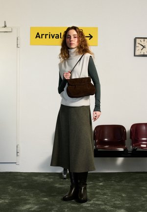 HOLZRICHTER Berlin, HOLZRICHTER BERLIN POCHETTE WOLKE POCHETTE NO 8-1 (M) - Handbag - chocolate brown suede