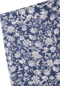 Pantaloni blu navy a fantasia con un design floreale bianco, chiusura con bottone e texture liscia, con tasche visibili nella stoffa.