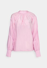 Blusa rosa a maniche lunghe realizzata in materiale leggero, con un collo alto avente arricciature alle spalle e maniche a sbuffo con polsini aderenti.