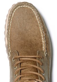 Hnědé semišové boty s béžovým prošíváním a kulatými tkaničkami, s texturovaným svrškem a gumovou podrážkou s protiskluzovými drážkami.