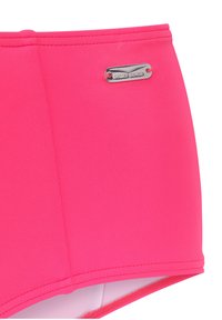 Costume da bagno rosa brillante con una superficie liscia, etichetta in silicone e cuciture a punto. Il design presenta un taglio alto in vita.