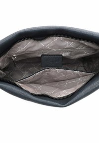 Borsa in pelle blu scuro con interno grigio caratterizzato da un motivo trapuntato. Include una chiusura con zip e più scomparti per l'organizzazione.