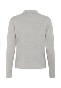 Polo gris à manches longues avec un col côtelé. Texture lisse et coupe classique. La vue arrière montre des lignes épurées et un minimalisme dans les détails.