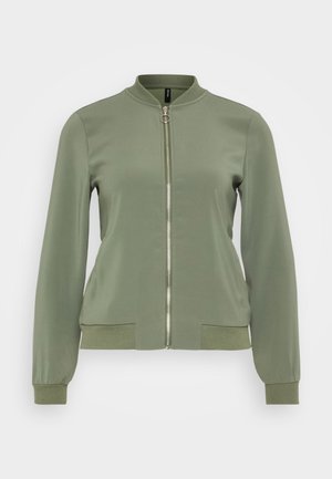 Veste bomber vert clair en tissu lisse, avec col et poignets côtelés, fermeture éclair à l'avant et poches latérales avec accents côtelés.