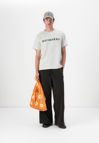 Marimekko PUUSKA VIHKIRUUSU PLACEMENT UNISEX - Tracksuit bottoms - dark brown