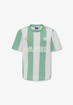 Kortærmet T-shirt med lodrette mintgrønne og hvide striber, trykte logoer og teksten "CLUB SPORTS INTERNATIONAL" foran.