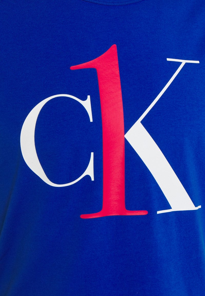Herren Pyjamas | Calvin Klein Underwear GRAPHIC TEES CREW NECK Nachtwäsche Shirt blue/blau - KM09592 Herren Pyjamas | Calvin Klein Underwear GRAPHIC TEES CREW NECK Nachtwäsche Shirt blue/blau - KM09592