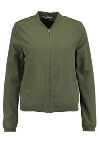 Veste bomber vert olive avec fermeture éclair à l'avant, col, poignets et ourlet côtelés. Comprend des poches latérales et une texture de tissu lisse et élégante.