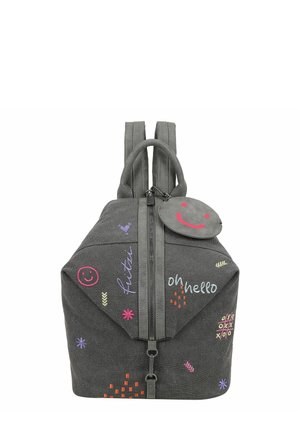 Grauer Leinwand-Rucksack mit bunten bestickten Formen, lachenden Gesichtern, den Texten „on hello“ und „futzu“ sowie einem runden Schlüsselanhänger mit lachendem Gesicht.