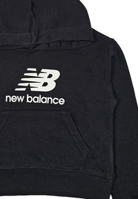 Felpa nera con cappuccio, dotata di tasca a marsupio, polsini e orlo a costine, con un grande logo bianco "New Balance" sul davanti.