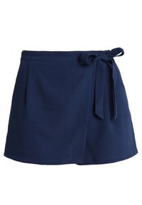 Tmavě modré šortky z hladké látky s páskem na stažení v pase. Mají přední sklady a jednoduchý lem. Viditelné kapsy chybí.