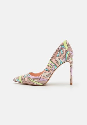 Chaussure à talons hauts colorée avec un bout pointu. Présente un motif abstrait multicolore sur une surface lisse et un talon aiguille fin.