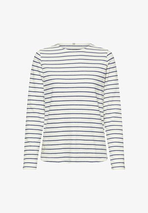 Weißes langärmeliges Hemd mit dunkelblauen horizontalen Streifen und rundem Ausschnitt, flach auf einem weißen Hintergrund gelegt.