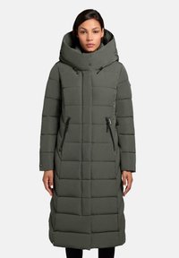 Lange, gewatteerde jas in olijfgroen met een hoge, oversized capuchon. Bevat ritszakken, verticale naden en een gladde, matte textuur.