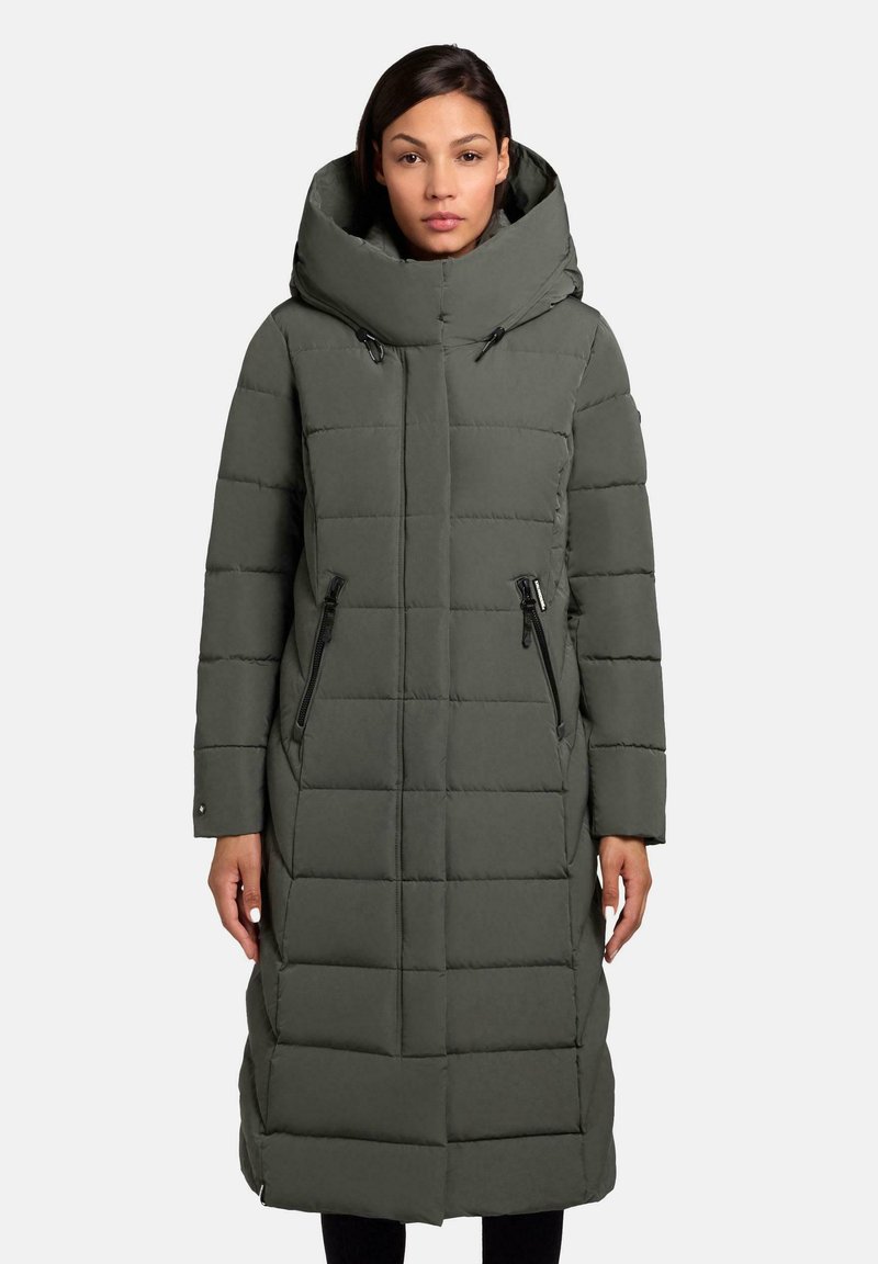 Lange, gewatteerde jas in olijfgroen met een hoge, oversized capuchon. Bevat ritszakken, verticale naden en een gladde, matte textuur.