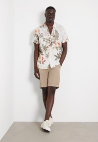 Guess ALLOVER - Camicia - mehrfarbig  weiß