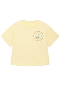 Gelbes Baumwoll-T-Shirt mit rundem Halsausschnitt und kurzen Ärmeln. Mit einem bedruckten Design von Bäumen und einem Fluss innerhalb eines kreisförmigen Rahmens.