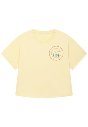 Geel katoenen T-shirt met een ronde halslijn en korte mouwen. Beschikt over een bedrukte afbeelding van bomen en een rivier binnen een cirkelvormige rand.