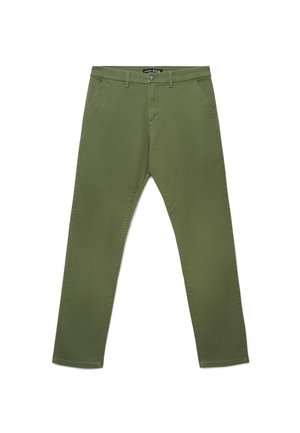Pantaloni slim fit verde oliva con tasche frontali, passanti per cintura e chiusura con bottone, mostrati distesi su sfondo bianco.
