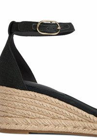 Sandalo con zeppa in corda nera con suola in juta intrecciata e cinturino alla caviglia con fibbia dorata.