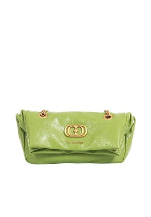 Pochette in pelle verde tenue con tracolla a catena dorata e logo intrecciato circolare in oro con incisione "La Carrie" sulla patta frontale.