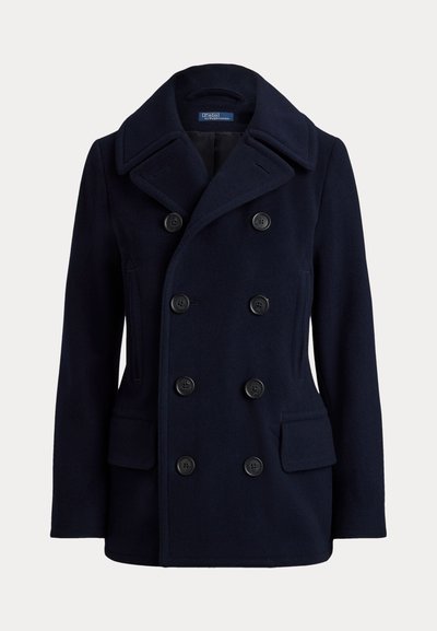 Granatowy płaszcz typu pea coat z podwójnym rzędem guzików, szerokim kołnierzem, sześcioma czarnymi guzikami i dwoma przednimi kieszeniami z klapkami.