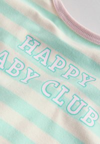 Body en coton rayé aux couleurs vert menthe et crème, avec un col rond et le texte « HAPPY BABY CLUB » en lettres blanches en gras.