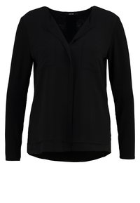 Camiseta negra de manga larga hecha de tejido suave. Presenta un escote en V y dos bolsillos frontales. Diseño simple y elegante, sin patrones ni adornos.