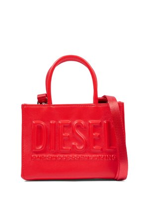 Czerwona prostokątna torebka z górnymi uchwytami i paskiem na ramię, z wytłoczonym napisem "DIESEL For Successful Living" na przodzie.