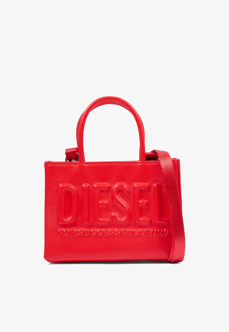Sac à main rectangulaire rouge avec poignées supérieures et bandoulière, embossé avec "DIESEL For Successful Living" sur le devant.