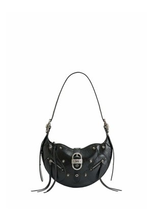 Sac à épaule en cuir noir en forme de croissant avec clous argentés, deux poches zippées, boucle décorative et bandoulière fine réglable.
