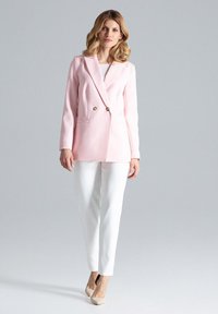 Lichtroze double-breasted blazer met gouden knopen, gecombineerd met witte, op maat gemaakte broek en beige hakken, met een gladde textuur en gestructureerd ontwerp.