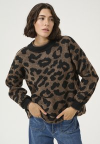 Maglione a fantasia leopardata con colori marrone e nero, scollo a costine nera e vestibilità morbida. Tessuto morbido con maniche lunghe e orli con polsini.