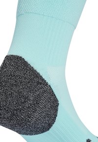 Calzino azzurro chiaro con tacco e punta neri testurizzati. Materiale liscio con dettagli a coste sopra la caviglia per una vestibilità maggiore.