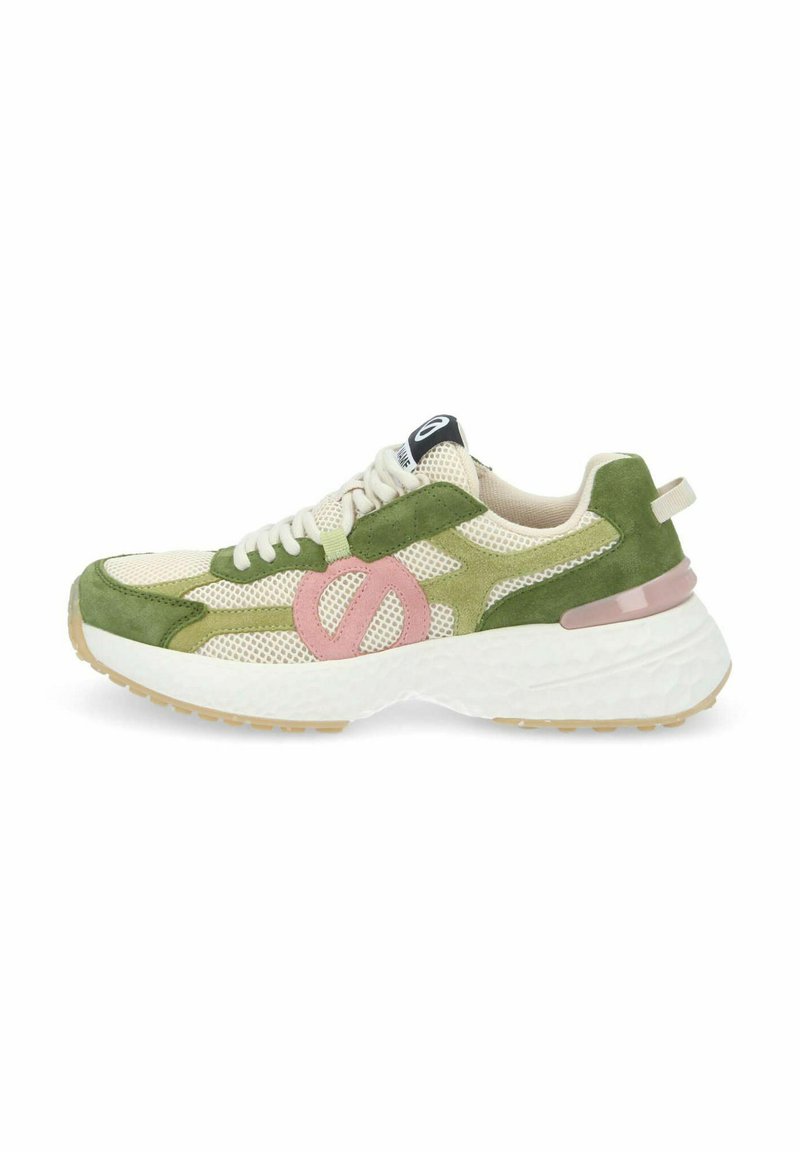 Zapatilla deportiva verde y crema con parte superior de malla, acentos de gamuza, logo rosa, entresuela blanca y suela de goma texturizada.