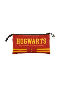 Rode etui met "HOGWARTS" in gele tekst. Heeft een ontwerp met gele strepen en een afbeelding van een riem met knopen. Rits aan de bovenkant.