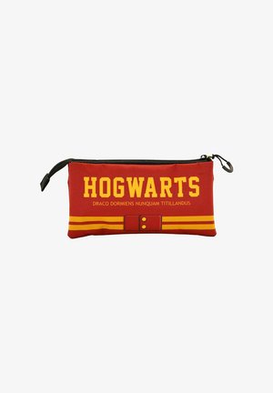 Trousse à crayons rouge avec "HOGWARTS" en texte jaune. Présente un design à rayures jaunes et un graphique d'une ceinture avec des boutons. Fermeture éclair en haut.