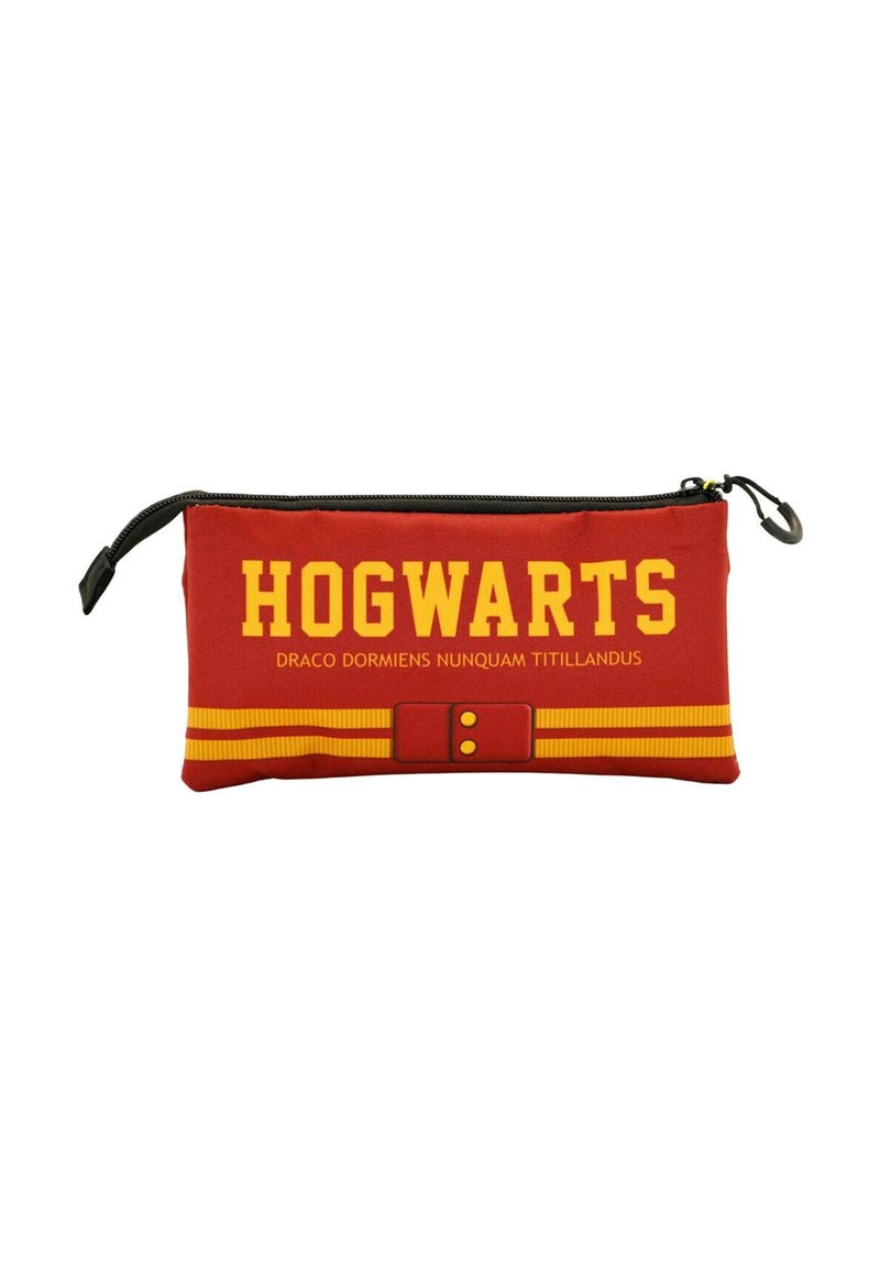 Rode etui met "HOGWARTS" in gele tekst. Heeft een ontwerp met gele strepen en een afbeelding van een riem met knopen. Rits aan de bovenkant.